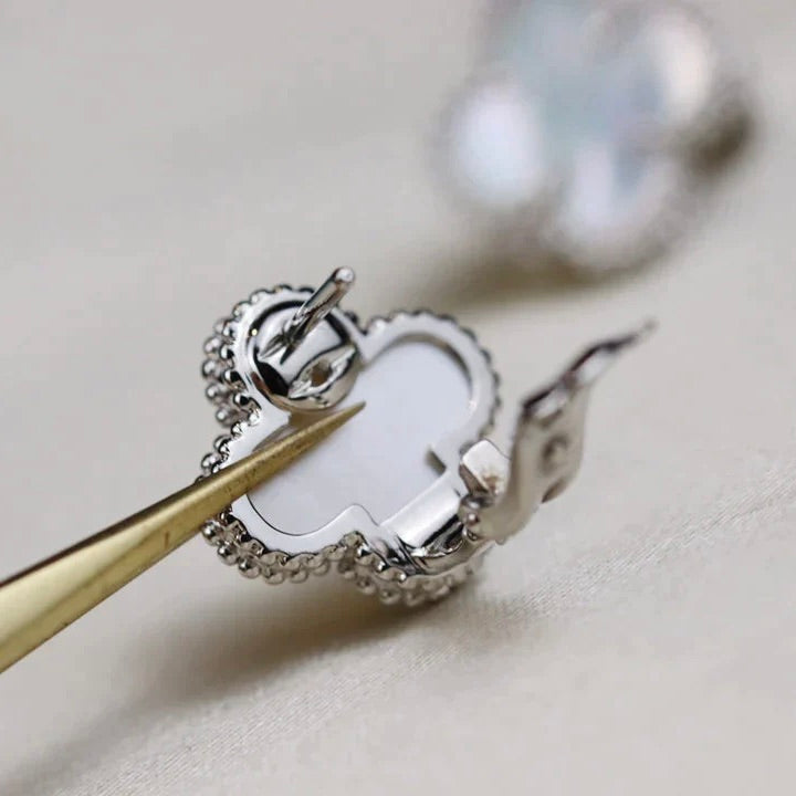 [⭐JeweliWhal]CLOVER MEDIUM 1 MOTIFS  WHITE MOP EARRINGS SILVER