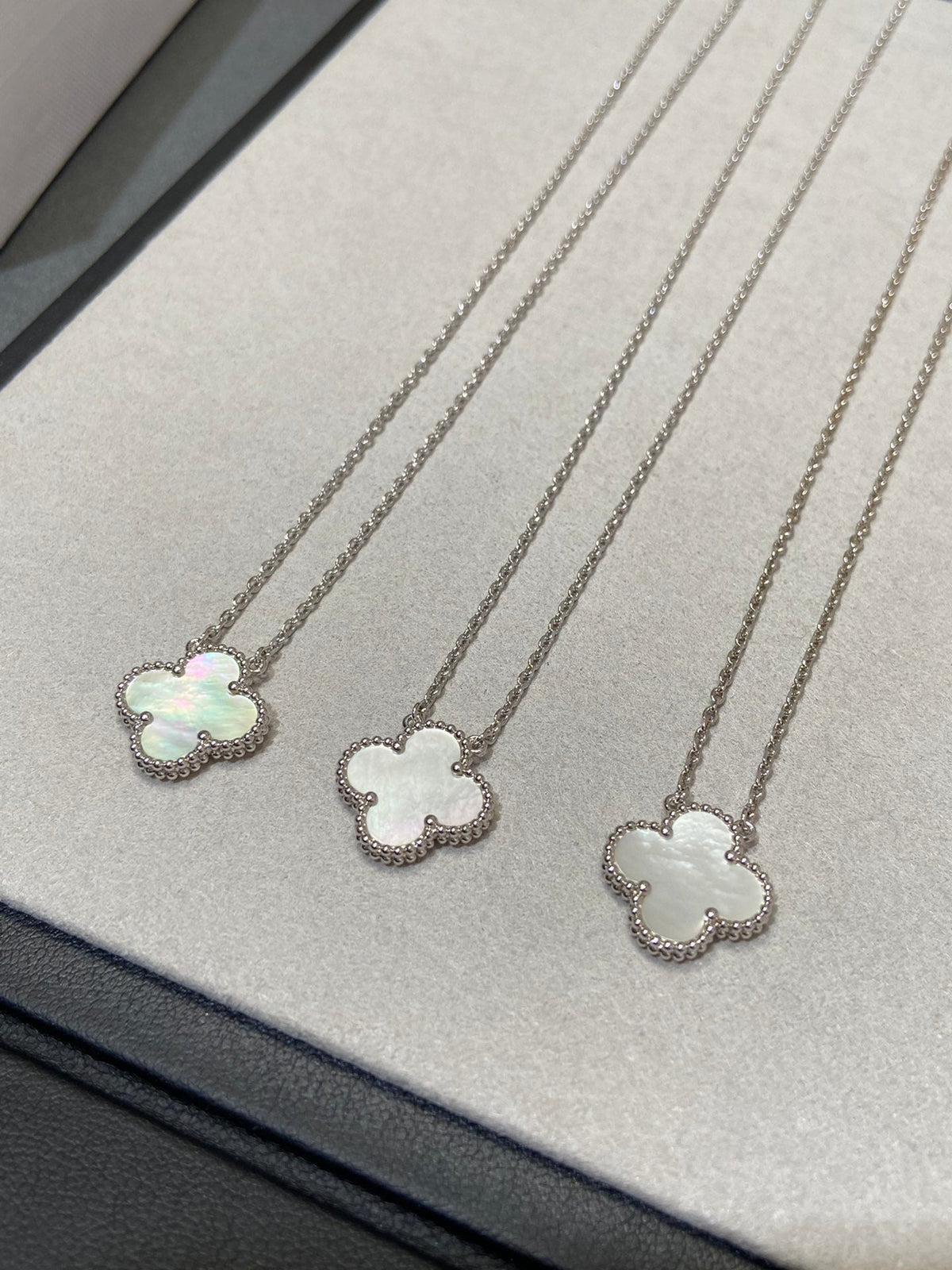 [⭐JeweliWhal]CLOVER MEDIUM SILVER WHITE MOP NECKLACE