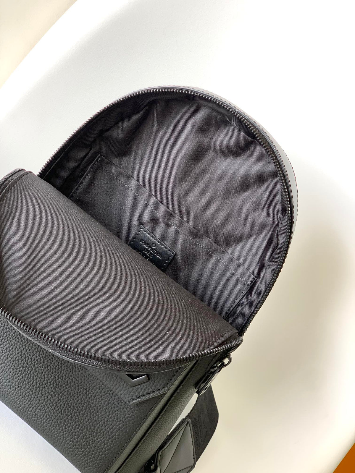 PILOT SLINGBAG 30 IN BLACK COWHIDE LEATHER